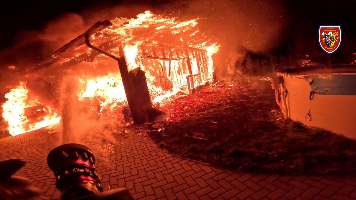 Noční požár garáže způsobil v Karviné škodu za zhruba tři miliony